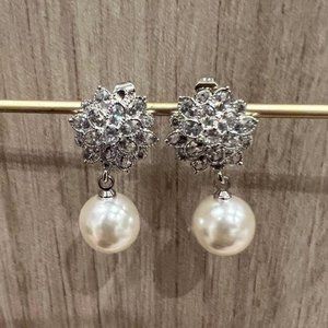 Pearl pendant earrings